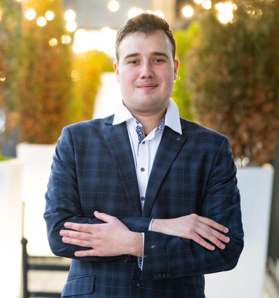 Zdjęcie Przedstawiające Portret Piotra Maciejewskiego twórcę strony i audycji Podcast dla Biznesu